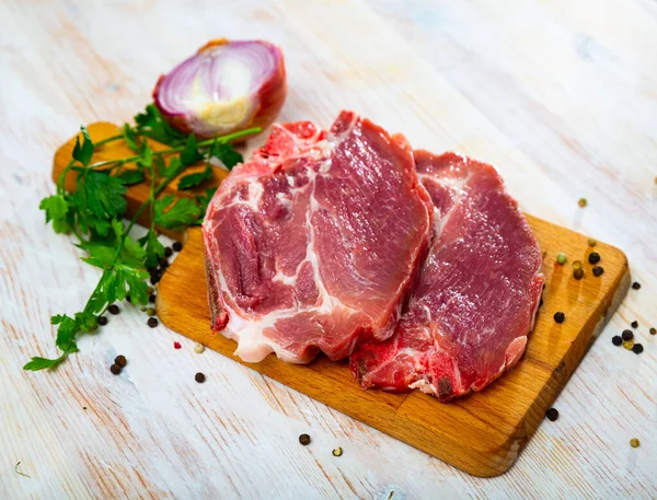 Raw Pork Chop Cutting Board High Quality Photo — Stock Photo, Image