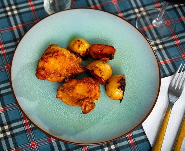 Σπιτικό Ψητό Κοτόπουλο Σερβιρισμένο Κεραμικό Πιάτο Πατάτες Και Σάλτσα — Φωτογραφία Αρχείου