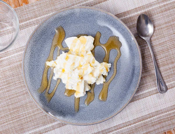 Fresh Sheep Milk Cheese Mato Traditionally Served Sweet Honey Plate — Stok fotoğraf