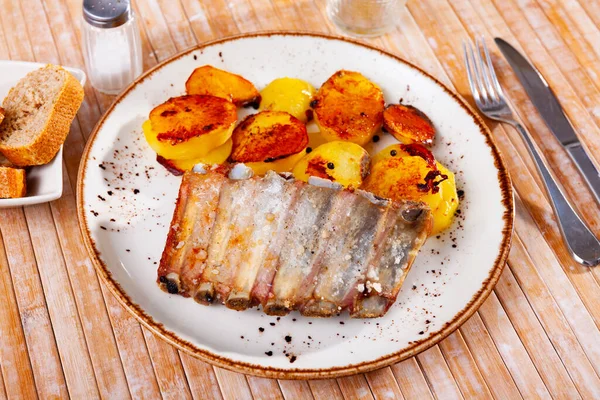 Fresh Portion Grilled Pork Ribs Roasted Potatoes Wooden Table — Fotografia de Stock