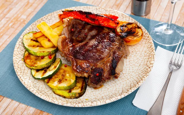 Bord Met Een Heerlijke Gegrilde Biefstuk Met Aardappelen Smakelijke Paprika — Stockfoto