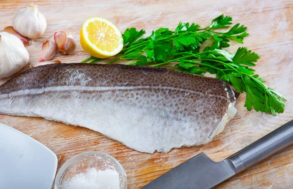 Frutti Mare Crudi Filetto Merluzzo Fresco Affettato Con Condimenti Tavola — Foto Stock