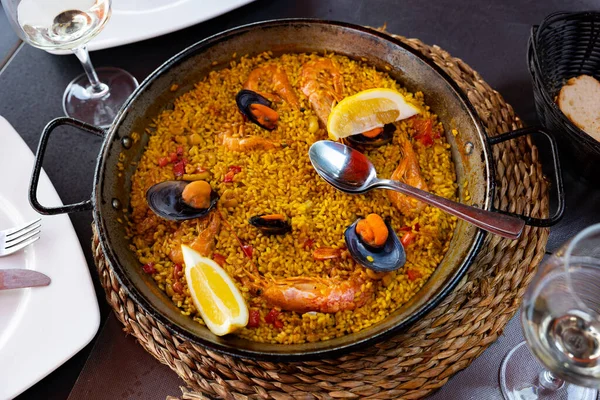 Paella Marinera Tradicional Con Camarones Mejillones Servidos Sobre Frypan Hierro — Foto de Stock