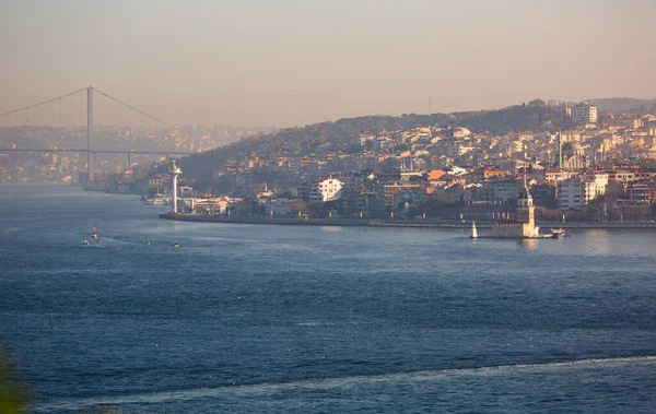 Uitzicht Bosporus Maidens Toren Kiz Kulesi Istanbul Turkije — Stockfoto