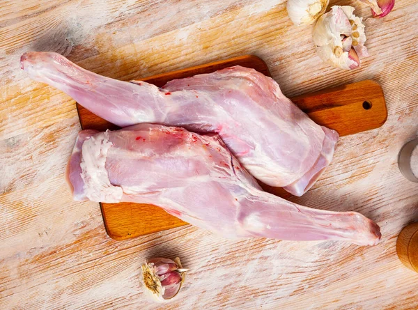 Domowe Jedzenie Kawałki Świeżego Surowego Baraniny Przyprawy Przygotowane Prażenia Drewnianym — Zdjęcie stockowe