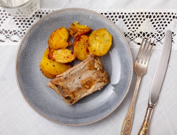 Leckere Gegrillte Schweinerippchen Serviert Mit Bratkartoffeln Auf Teller — Stockfoto