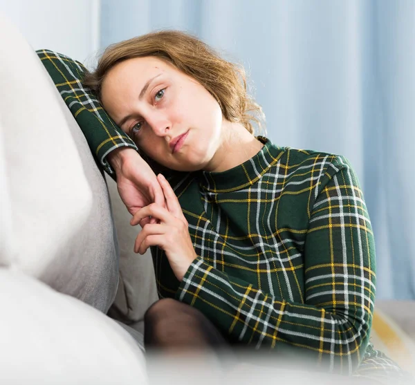 Porträt Eines Traurigen Mädchens Das Hause Wohnzimmer Sitzt — Stockfoto