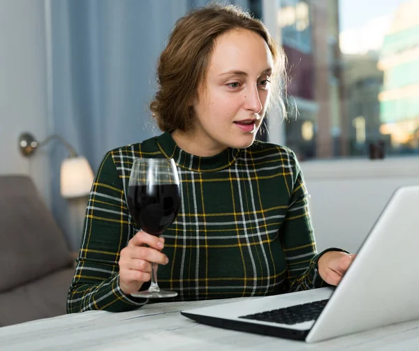 Smiling Girl Sitting Table Home Using Laptop Drinking Wine — Stockfoto