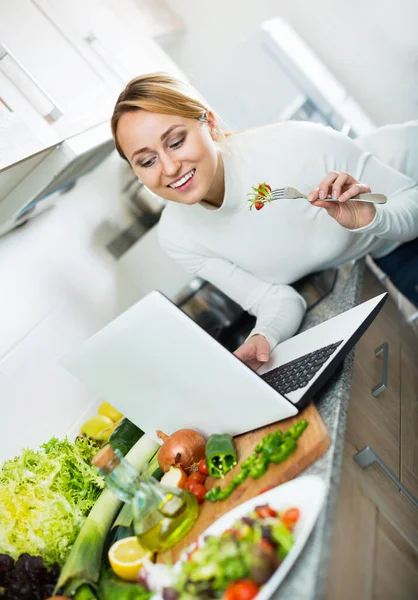 Pretty Charming Freelancer Having Lunch Working Kitchen Top — Fotografia de Stock