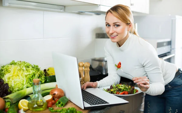 Pretty Charming Smiling Freelancer Having Lunch Working Kitchen Top — Stock fotografie