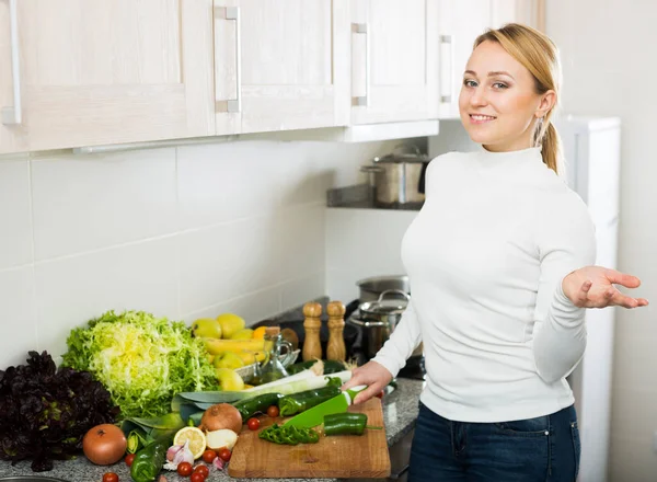 Feliz Dona Casa Cozinhar Legumes Para Jantar Casa Sorrindo — Fotografia de Stock