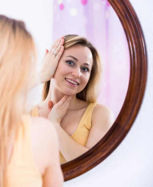 Young Blond Woman Attentively Looking Herself Mirror — Stock Photo, Image
