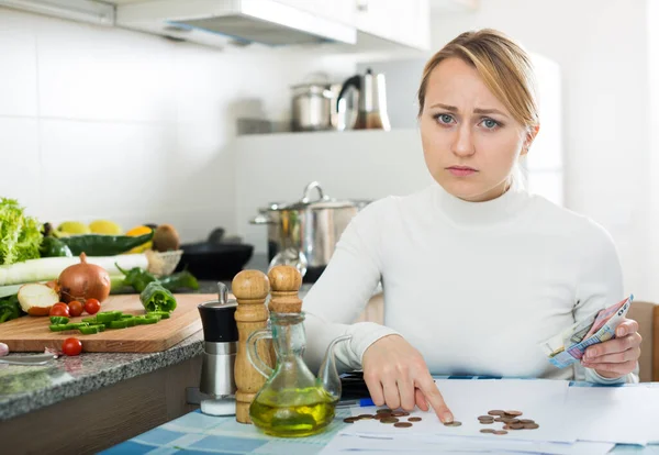 Deprimerad Bröt Blondin Poserar Köket Med Mynt Och Räkningar — Stockfoto