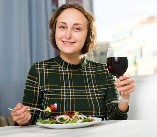 Attractive Young Woman Eating Salad Enjoying Red Wine Home — 图库照片