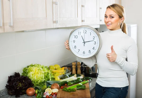 Young Blonde Woman Cooking Vegetables Looking Clock Home Kitchen — Fotografia de Stock