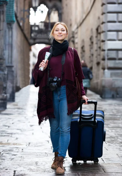 Beautiful Traveling Girl Walking Looking Curious City — Stockfoto