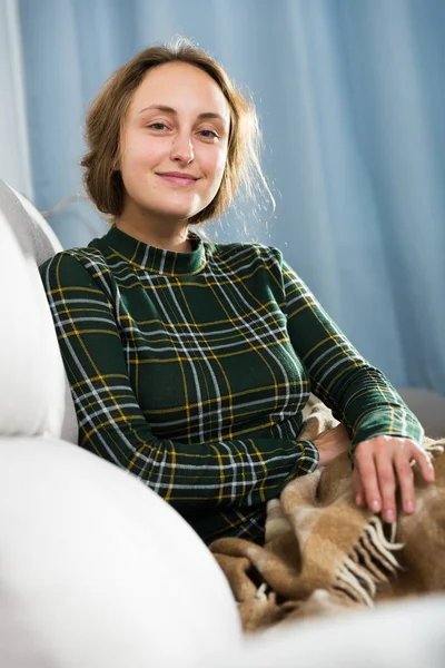 Νεαρή Θετική Γυναίκα Ξεκουράζεται Στον Καναπέ Στο Σπίτι — Φωτογραφία Αρχείου