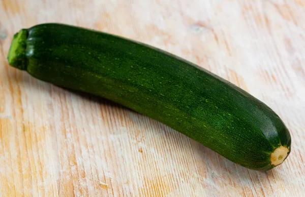 Närbild Färsk Grön Zucchini Trä Skrivbord Köket — Stockfoto