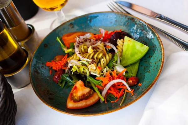 Salada Saborosa Com Macarrão Legumes Foto Alta Qualidade — Fotografia de Stock