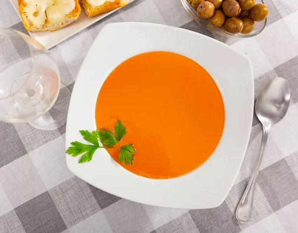 Cold Tomato Soup Gazpacho Parsley White Bowl Sandwiches Cream Cheese — Stock fotografie