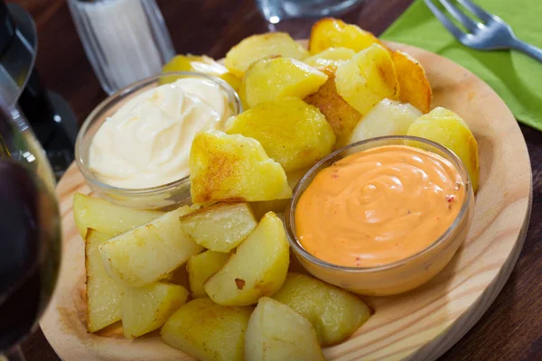Patatas Bravas Traditional Spanish Dish Fried Potatoes Served Hot Sauce — Stockfoto