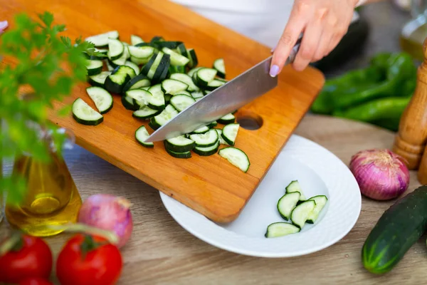 Obraz Ženských Rukou Krájené Čerstvé Okurky Zeleninový Salát Nikdo — Stock fotografie