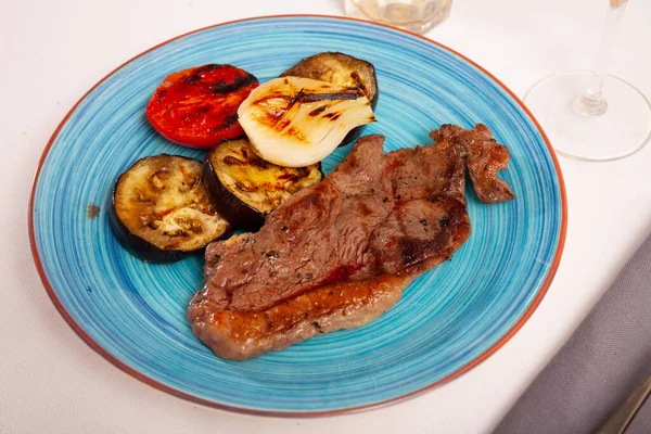 牛肉与蔬菜和炖茄子混合 放在盘子里 — 图库照片