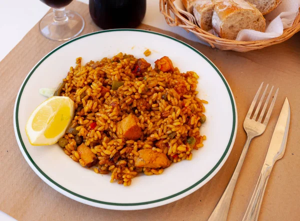 Prato Nacional Cozinha Espanhola Paella Com Carne Feita Arroz Matizado — Fotografia de Stock