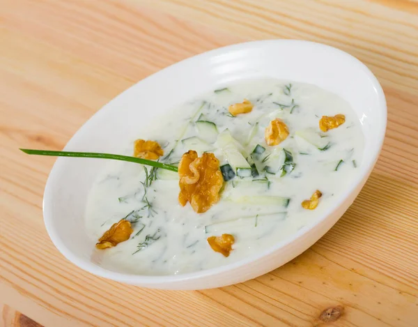 Bulgar Mutfağı Geleneksel Soğuk Çorba Yoğurt Üzerine Tarator Taze Salatalık — Stok fotoğraf
