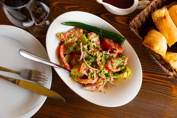 Piatto Con Insalata Verdure Con Pomodori Cetriolo — Foto Stock