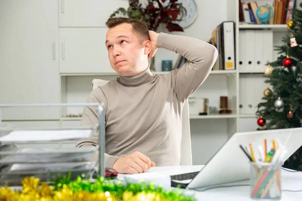 Bored Tired Man Bookkeeper Working His Workplace Office Christmastime — Stockfoto