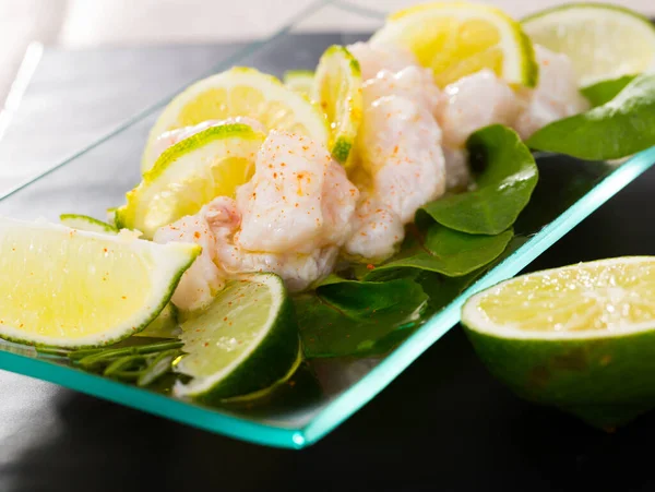 Limonlu Yeşillikli Cam Bir Tabakta Morina Balığından Nefis Deniz Ürünleri — Stok fotoğraf
