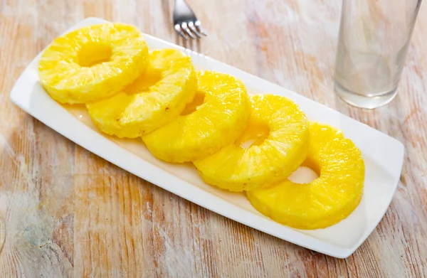 Tatlı Olarak Güzel Hazırlanmış Ananas Konservesi Tabakta Yüksek Kaliteli Resim — Stok fotoğraf
