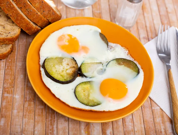 Πεντανόστιμα Τηγανητά Αυγά Μαγειρεμένα Φέτες Και Τηγανητές Μελιτζάνες Σερβιρισμένα Ψωμί — Φωτογραφία Αρχείου
