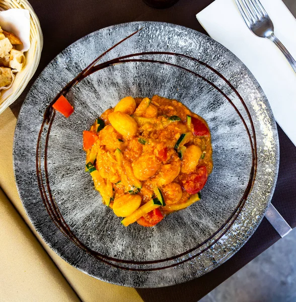 Bovenaanzicht Van Keramische Schotel Met Traditionele Italiaanse Gnocchi Met Courgette — Stockfoto