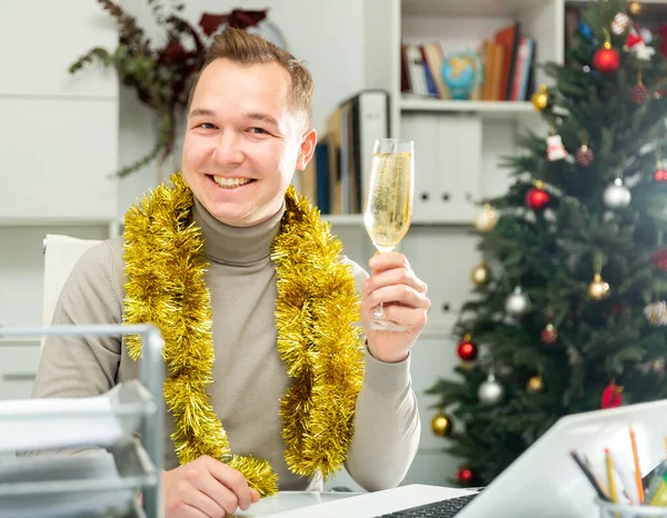 Portrait Cheerful Man Office Worker Sitting Table Christmas Decorated Office — Stockfoto