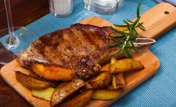 Delicious Fried Veal Entrecote Served Wooden Board Potato Wedges Fresh — Stock fotografie
