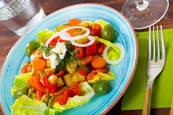 Salade Avec Laitue Olives Carottes Cuites Four Aubergine Poivron — Photo