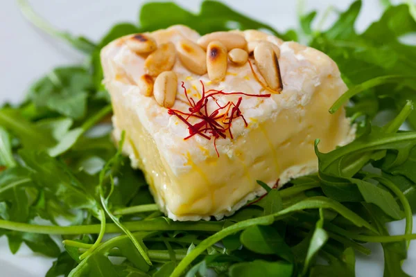 Πεντανόστιμο Γαλλικό Τυρί Καμαμπέρ Γαρνιρισμένο Ψητά Κουκουνάρια Και Χόρτα — Φωτογραφία Αρχείου