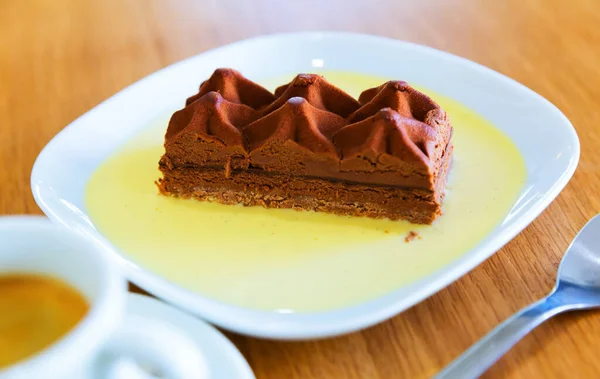 Pedazo Pastel Chocolate Con Salsa Naranja Servido Con Taza Café —  Fotos de Stock