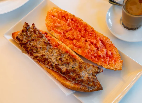 Baguette Sandwich Mit Gebratener Spanischer Longaniza Wurst — Stockfoto
