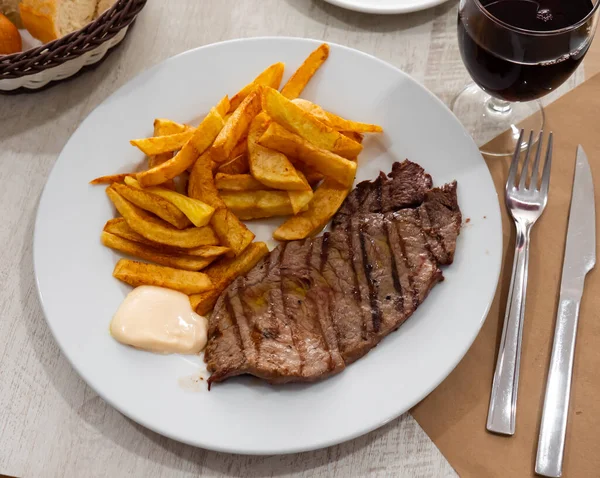 Fresh Grilled Beef Steak Served Plate Fried Potatoes — Fotografia de Stock