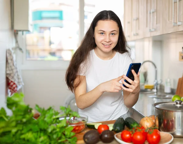 Hemmafru Använder Sin Mobiltelefon Matlagning Köket — Stockfoto