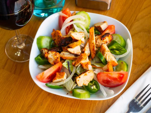 Tabakta Kırmızı Şarapla Servis Edilen Taze Tavuk Salatası — Stok fotoğraf