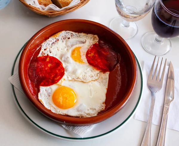 Υγιεινό Πρωινό Ομελέτας Λουκάνικα Και Ντομάτες — Φωτογραφία Αρχείου