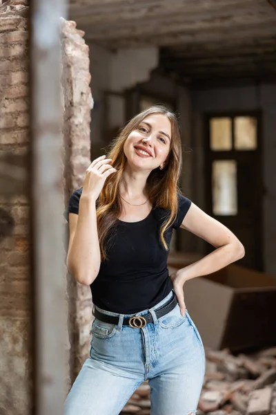 Photo Sensual Young European Woman Deserted Building Portrait Smiling Long — 图库照片