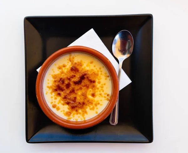Just Cooked Burned Cream Creme Brulee Served Ramekin Table Restaurant — Stok fotoğraf