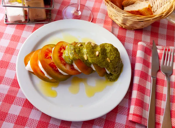 Einfacher Italienischer Caprese Salat Aus Geschnittenen Tomaten Und Mozzarella Mit — Stockfoto