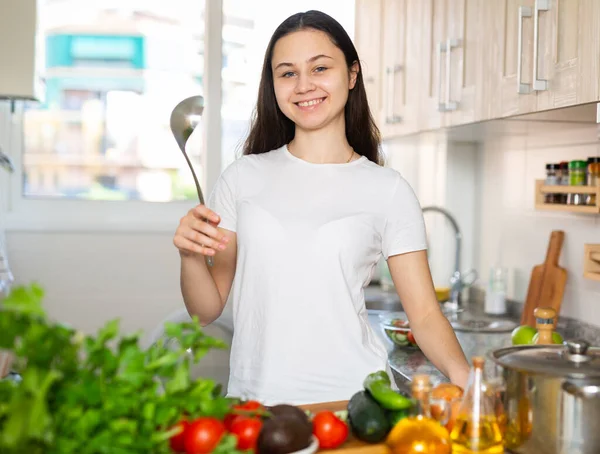Портрет Счастливой Домохозяйки Кухне Крупным Планом — стоковое фото