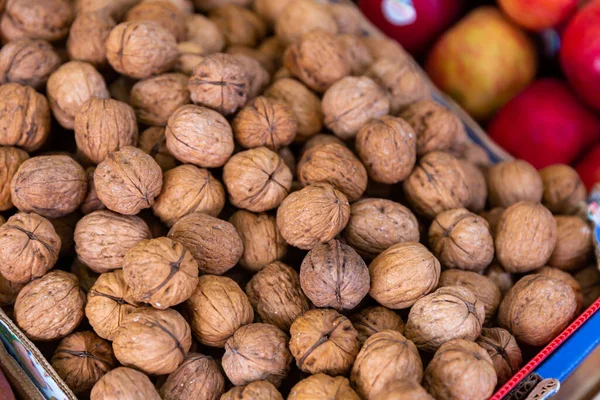 Nozes Inteiras Caixa Exibida Para Venda Mercado Agricultores — Fotografia de Stock